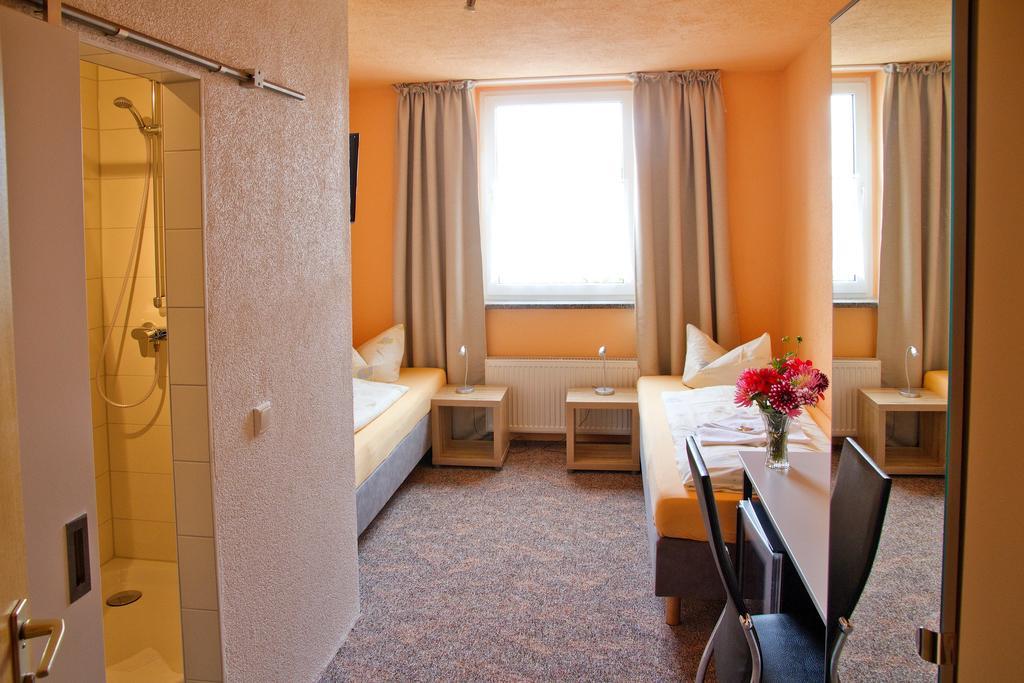Hotel-Pension Gruene Linde ديلتزش الغرفة الصورة