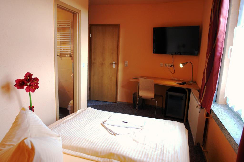 Hotel-Pension Gruene Linde ديلتزش الغرفة الصورة